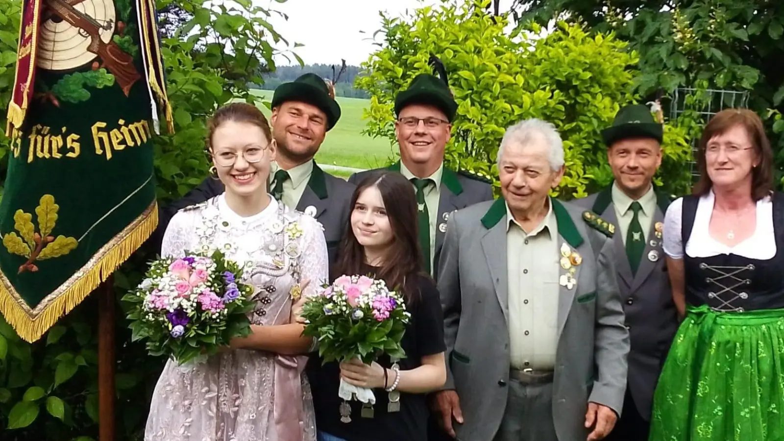 Der Schützenverein Wildenau würdigte seine Gaujugendköniginnen. Im Bild (von links) Luftgewehr-Gaujugendkönigin Maja Haubner, Josef Roth, Luftpistolen-Gaujugendkönigin Hanna Lindner. Schützenmeister Stephan Trautner, Ehrenschützenmeister Ludwig Haubner, Zweiter Schützenmeister Harald Albrecht und Gaudamenleiterin Angela Petersohn. (Bild: Schützenverein Wildenau/exb)