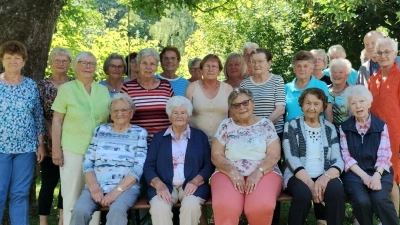 Die Reuther Senioren beim Gruppenbild im Garten der Zoiglstube Letten.  (Bild: D. Höcht/exb)