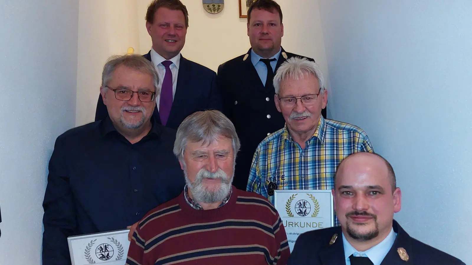 Ehrungen gab es bei der Feuerwehr Pechofen. Den Geehrten gratulierten Kommandant Thomas Zintl (vorne rechts), Vorsitzender Matthias Lindinger (hinten rechts) und Bürgermeister Stefan Grillmeier (hinten links). (Bild: Thomas Zintl/exb)