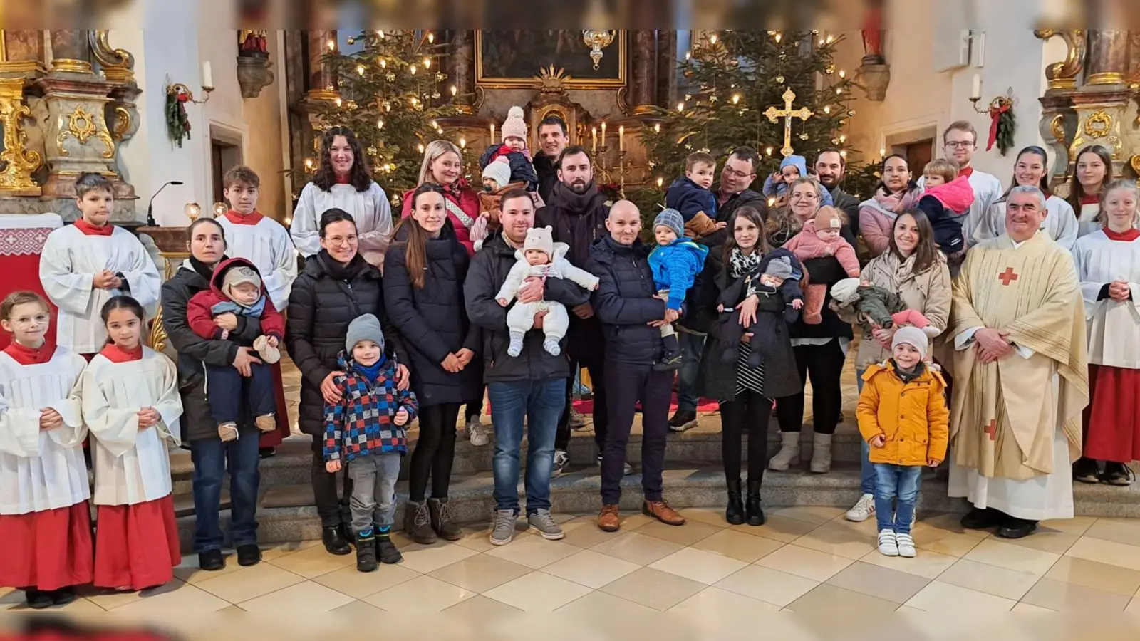 Eine schöne Gemeinschaft: Die Täuflinge mit ihren Eltern und Geschwistern beim Taufgedächtnisgottesdienst.  (Bild: Martin Uschold/exb)