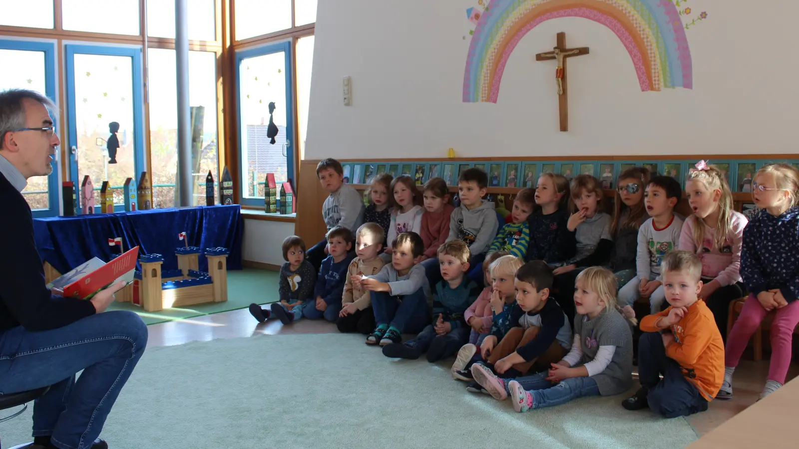 Auf Wunsch der Kinder las Pfarrer Martin Besold den Buben und Mädchen des Kindergartens St. Elisabeth aus einem Buch vor. (Bild: Kindergarten St. Elisabeth/exb)