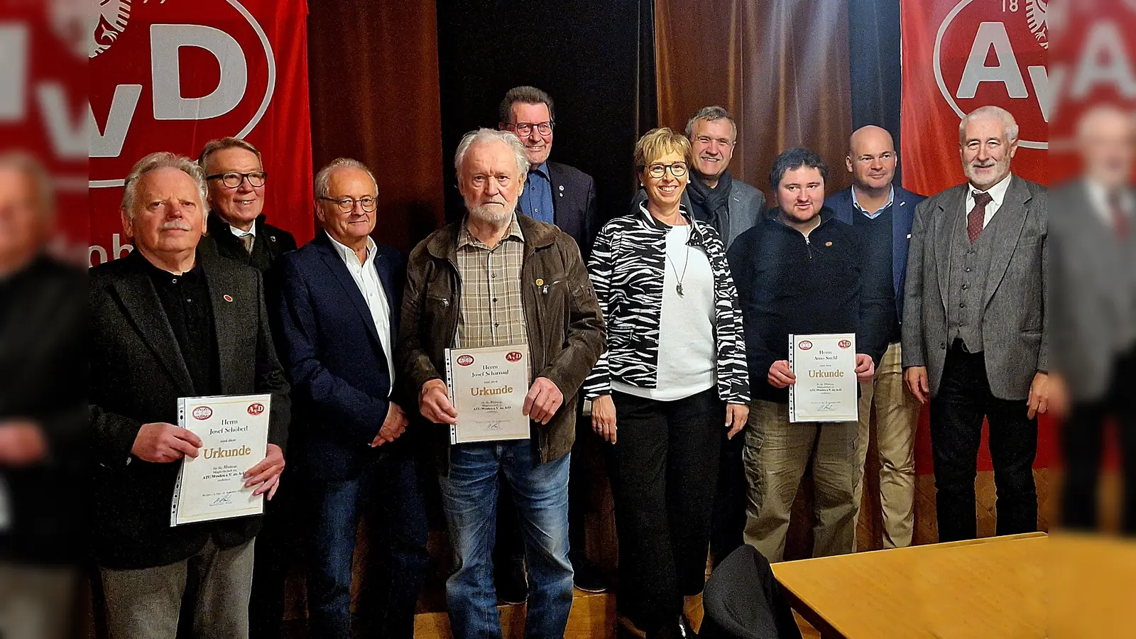 Zahlreiche Mitglieder erhalten für langjährige Mitgliedschaft im Automobil-Touring-Club (ATC) im AvD Urkunden für ihre Treue. (Bild: R. Kreuzer)