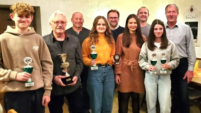 Vereinsmeister und Preisträger zusammen Vorsitzendem Reinhard Wurm (rechts) bei der Preisverleihung anlässlich des Züchterabends im Gasthof Weisses Ross in Konnersreuth<br> (Bild: Andrea Zandt)