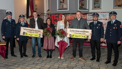 Die Feuerwehrführung überreichte den beiden Schirmherren und deren Partnerinnen Erinnerungsgeschenke und Blumen.  (Bild: Ela Bierler)