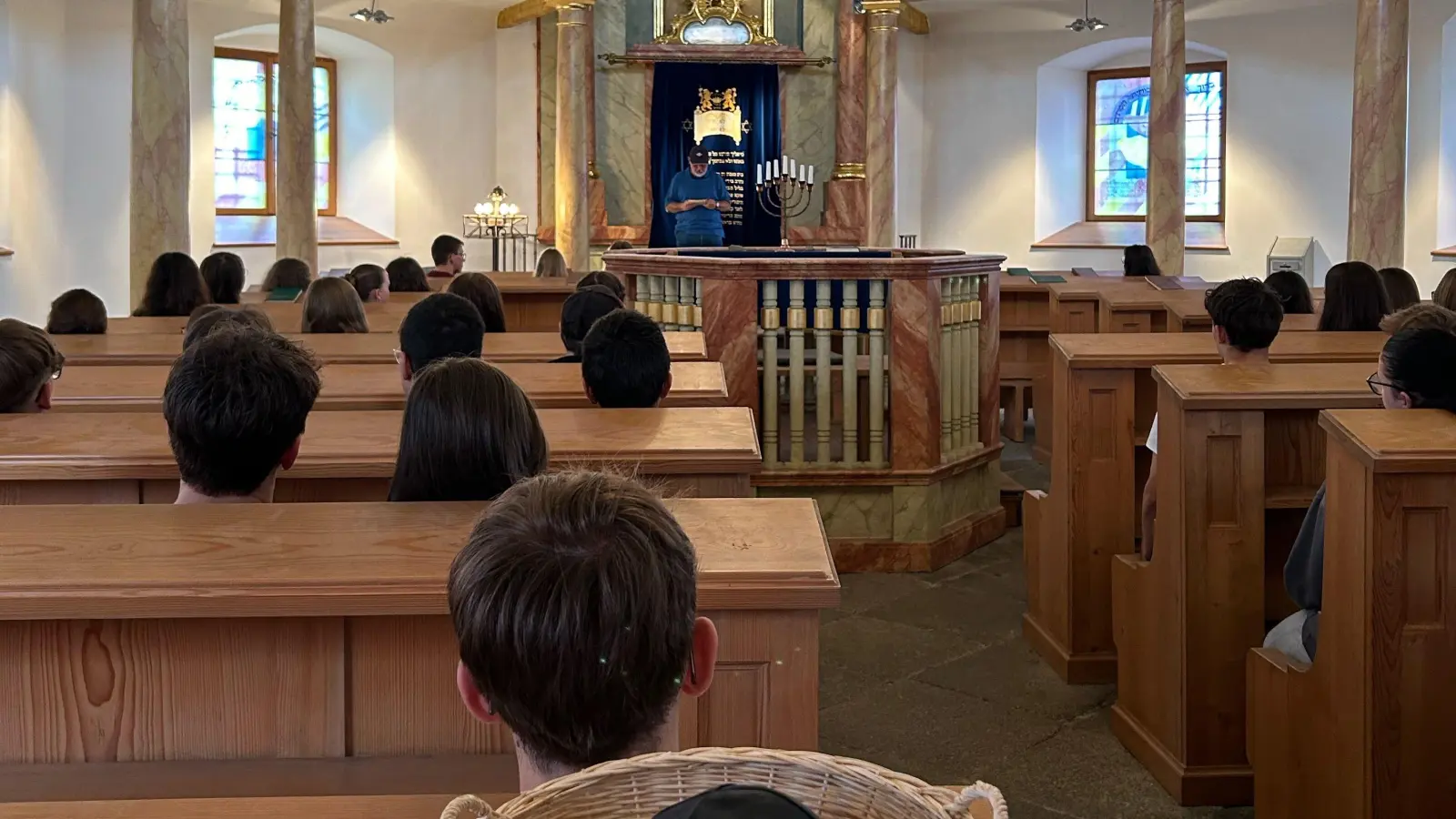 Lobkowitz Realschule besucht mit 163 Schülerinnen und Schülern die Synagoge in Floß (Bild: Heidi Riedel)