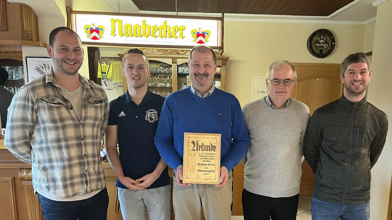 Ehrenmitglied Wolfgang Werner (Mitte), von links nach rechts: Vorsitzende Alexander Schmidl und Martin Bauer, Ehrenvorsitzender Josef Schimmer und Vorsitzender Manuel Polleti  (Bild: Jakob Deichl)