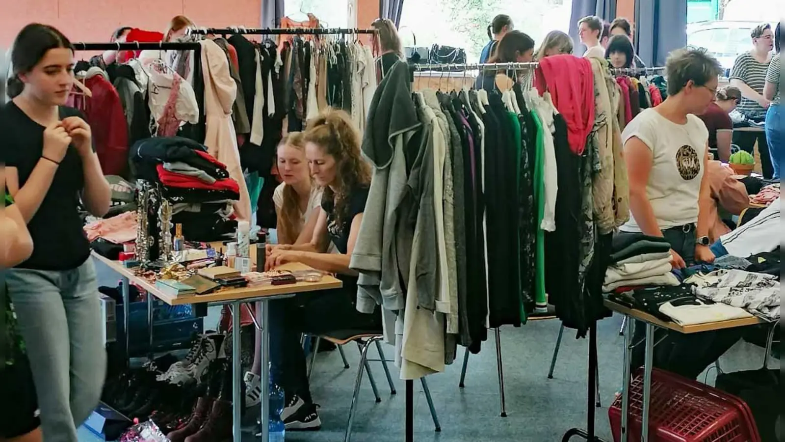 Mädchenflohmarkt der AWO Oberviechtach im Mehrgenerationenhaus.  (Bild: Michael Welnhofer)