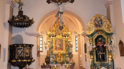 Nach Jahren gab es erstmals wieder einen Gottesdienst in der sanierten St. Nikolauskirche, dem ein Rosenkranz vorausging. (Bild: Fred Lehner)