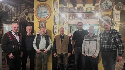 Von links nach rechts: Kraus Peter sen. (Ente 50 M Gewehr), Spickenreuther Reinhard (Gockel Revolver &amp; Pistole), Krippner Rudi (Gockel Gewehr &amp; Forelle 50 M), Schallmoser Achim (Ente Pistole &amp; Revolver), Klier Alexander (2x Forelle mit Weitergabe an die Fünftplatzierten), Bronold Rudolf (Gans 50 M Gewehr), Gebhard Ernst (Forelle 50 M) – Alle Sieger auf unserer Homepage www.scharfschützen-oberviechtach.de (Bild: Melanie Köppl)