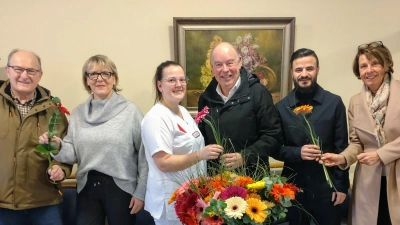 <br>Die Einrichtungsleiterin des AWO-Seniorenzentrums Andrea Motzel (Zweite von links) und ihr Team freuen sich über die kleine Aufmerksamkeit durch das Bürgermeister-Trio Hubert Blödt (links), Roland Strehl (Dritte von rechts) und Birgit Singer-Grimm (rechts). (Bild: Birgit Singer-Grimm/exb)