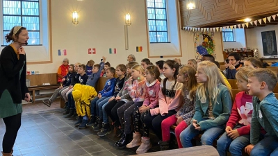 35 Mädchen und Buben erlebten einen Kinderbibeltag der besonderen Art in der Erlöserkirche in Tirschenreuth.  (Bild: Evangelisches Pfarramt Tirschenreuth/exb)