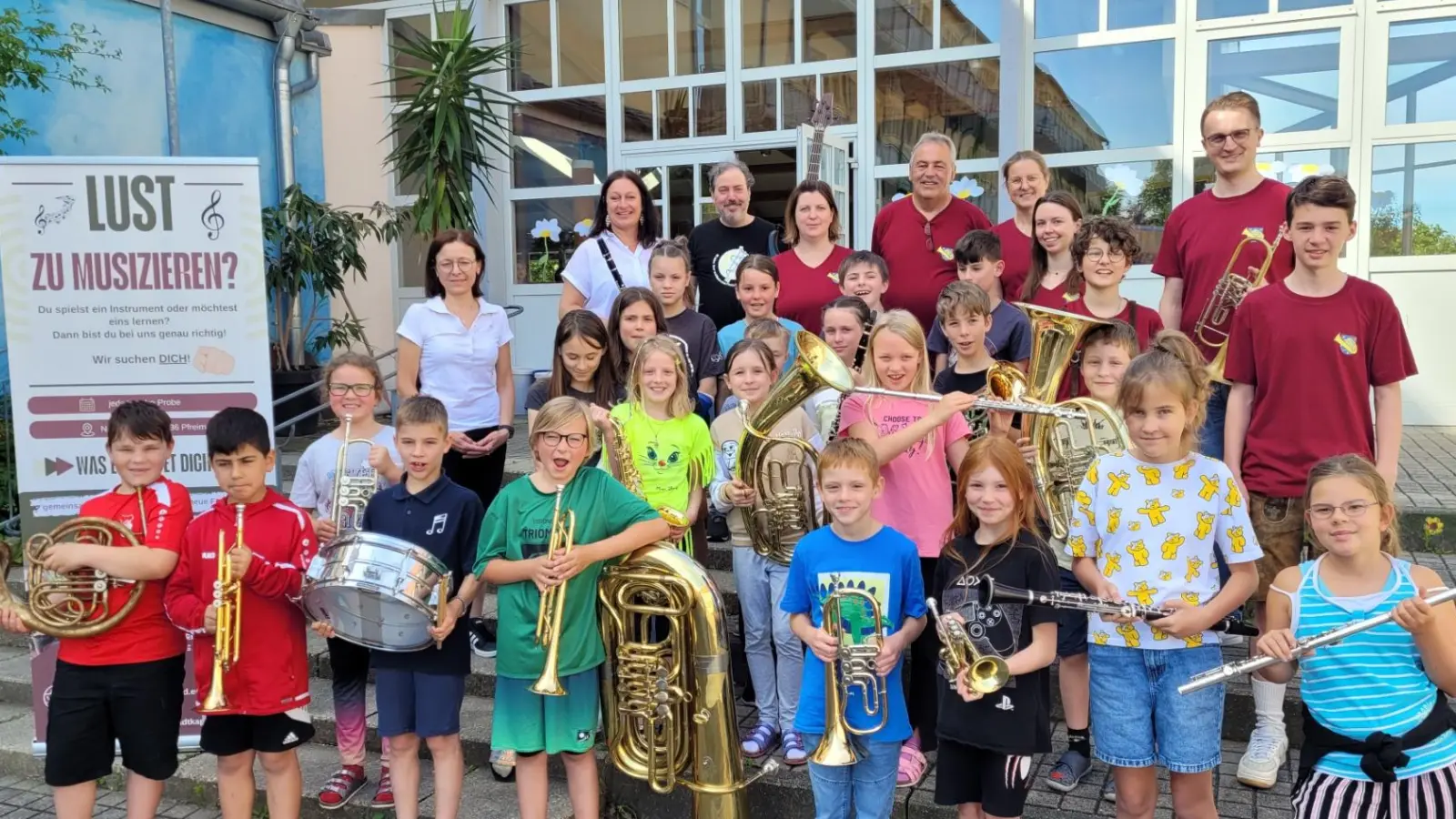 Bei einem Schnuppertag an der Landgraf-Ulrich-Schule stellten die Stadtkapelle und Musikschule Pfreimd den interessierten Kindern die verschiedenen Instrumente vor. (Bild: Georg Hirmer)