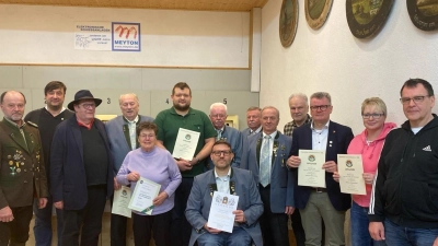 Ehrungen mit (von links) Gauschützmeister Werner Wendl, Mario Pfadenhauer, Thomas Heinrich, Herbert Bauer, Gisela Heinz, Martin Lange, Theo Heinz, Oberschützenmeister Jürgen Weiß (sitzend), Kurt Falk, Alfred Birner, Hermann Renner, Bürgermeister Michael Göth, Beatrix und Martin Götz. (Bild: Joshua Pfadenhauer/exb)