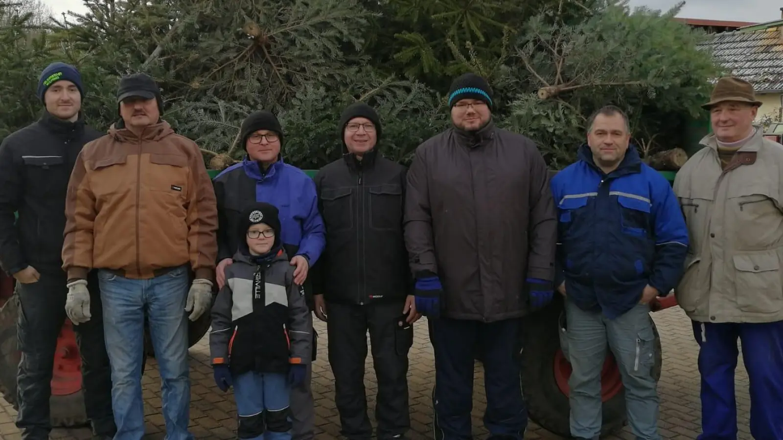 Rund 100 ausgediente Christbäume sammelten die Mitglieder des Obst- und Gartenbauvereins Wolfring in Freihöls, Wolfringmühle und Wolfring ein.  (Bild: Lukas Meier)