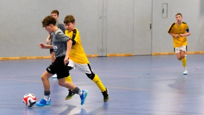 Dynamische Spielszene beim U15-EEAtec-Junior-Cup: Voller Einsatz und Leidenschaft prägten das C-Jugend-Turnier am Freitagmorgen. (Bild: Johannes Rumpler)