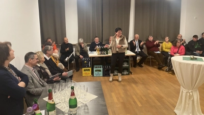 Pfarrgemeinderatssprecherin Birgit Bergmann (Mitte) dankt Pfarrer und Gremium für die gute Zusammenarbeit. (Bild: Franz Völkl)