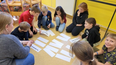 Beim Memory vertiefen die Kinder aus Tschechien und Deutschland ihre Kenntnisse der jeweils anderen Sprache.  (Bild: GS Niedermurach/exb)