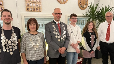 Das neue Königreich der Thumsenreuther Schützen: Schützenkönig Daniel Bär (von links), Liesl Doris Häupl, Pistolenkönig Florian Schmidt, Jugendkönig Matteo Greger, Schülerkönigin Mila Schieder und Vorsitzender Horst Bauer. (Bild: Andreas Heinz/exb)