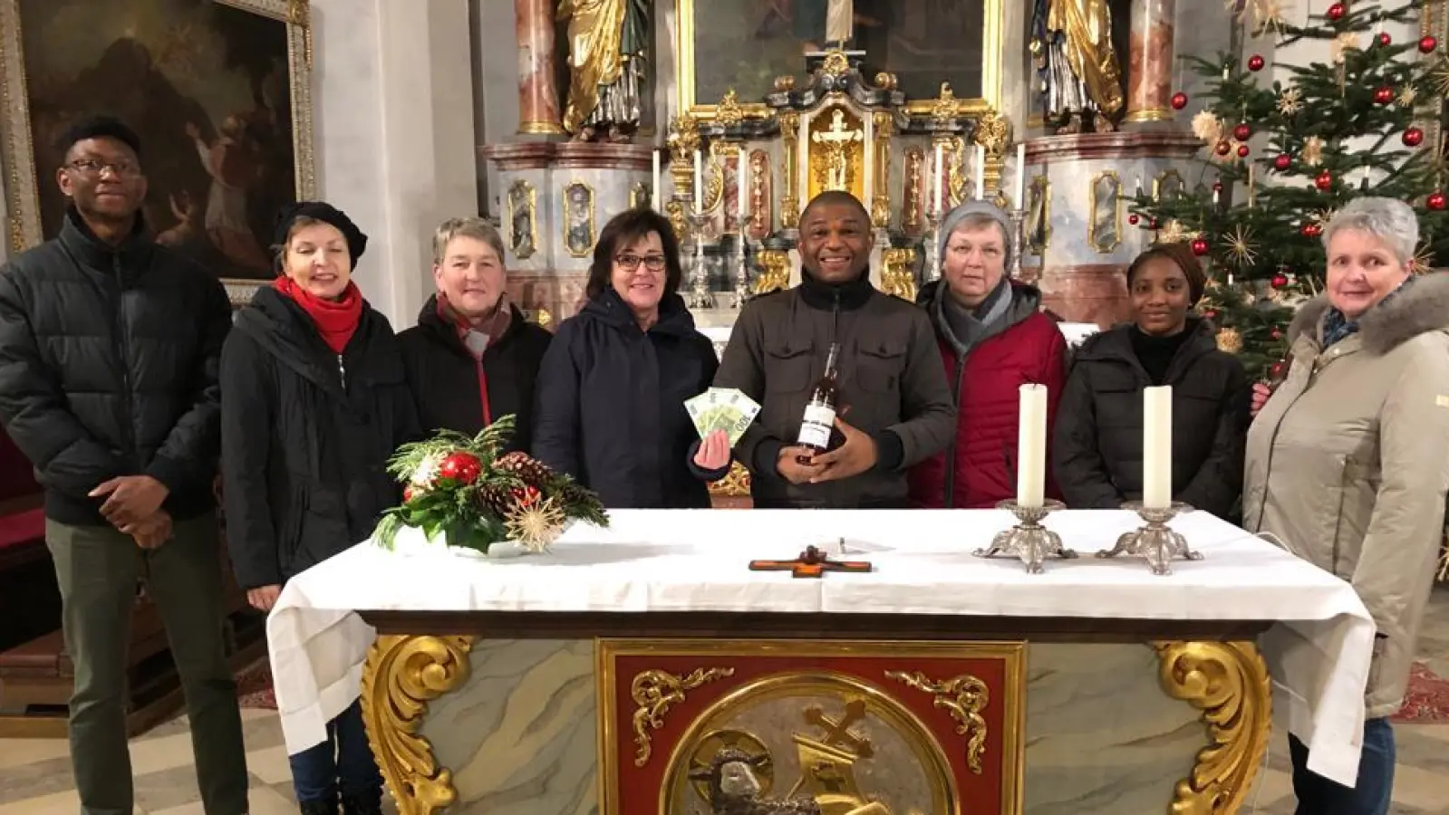 Pfarrvikar Emmanuel Obgu (Mitte) freut sich mit seinem Besuch aus Nigeria über die Spende des Frauenbunds Winklarn, welche Lisa Bauer (ab Zweite von links), Angelika Meindl, Monika Bösl, Theresia Schwendner und Gudrun Dirnberger übergeben.<br><br><br> (Bild: Lisa Bauer/exb)