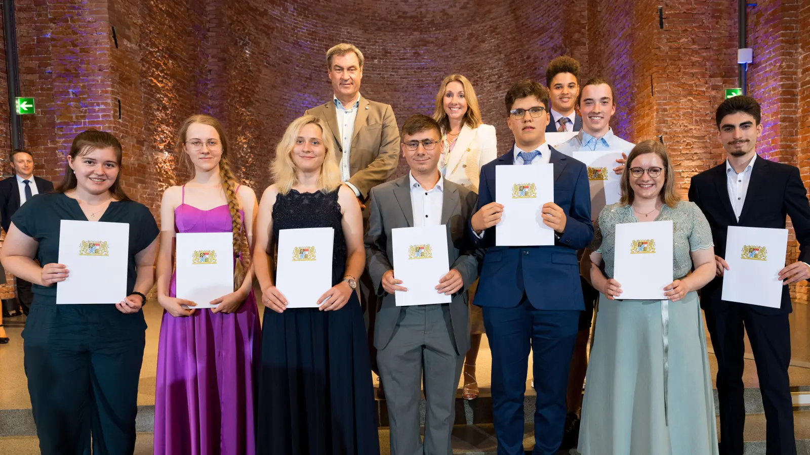 Gruppenbild mit allen Geehrten aus Oberfranken: Dr. Markus Söder, MdL (Bayerischer Mnisterpräsident), Anna Stolz, MdL (Bayerische Staatsministerin für Unterricht und Kultus), Ehrung herausragender Schulabsolventinnen und -absolventen, Abschlussjahrgang 2024, Allerheiligen-Hofkirche, München, 22. Juli 2024. (Bild: Jens Hartmann/StMUK)