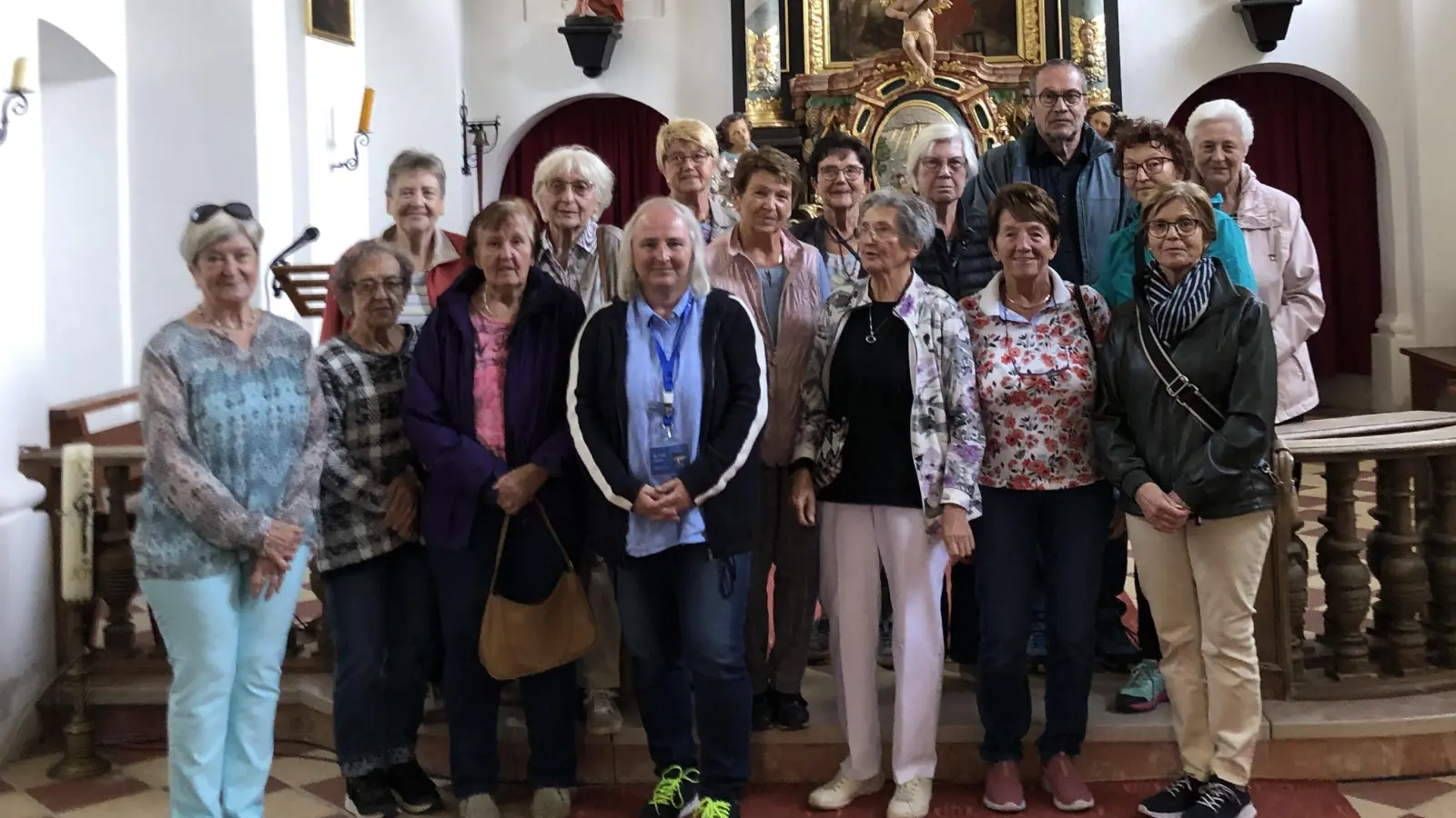 Die Gruppe vor dem Altar mit Kirchenentdeckerin/führerin Bettina Hoyer<br>Bild Gudrun Sirtl (Bild: Gudrun Sirtl)