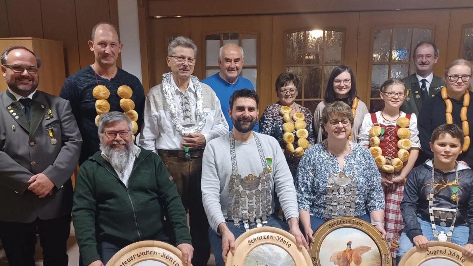 Die erfolgreichen Schützen (vorne, von links): Faustfeuerwaffenkönig Ortwin Paradeiser, Schützenkönig Stefan Greger, Schützenliesl Kerstin Haider und Jugendkönig Leonhard Roth.<br> (Bild: Schützengesellschaft Pullenreuth/exb)