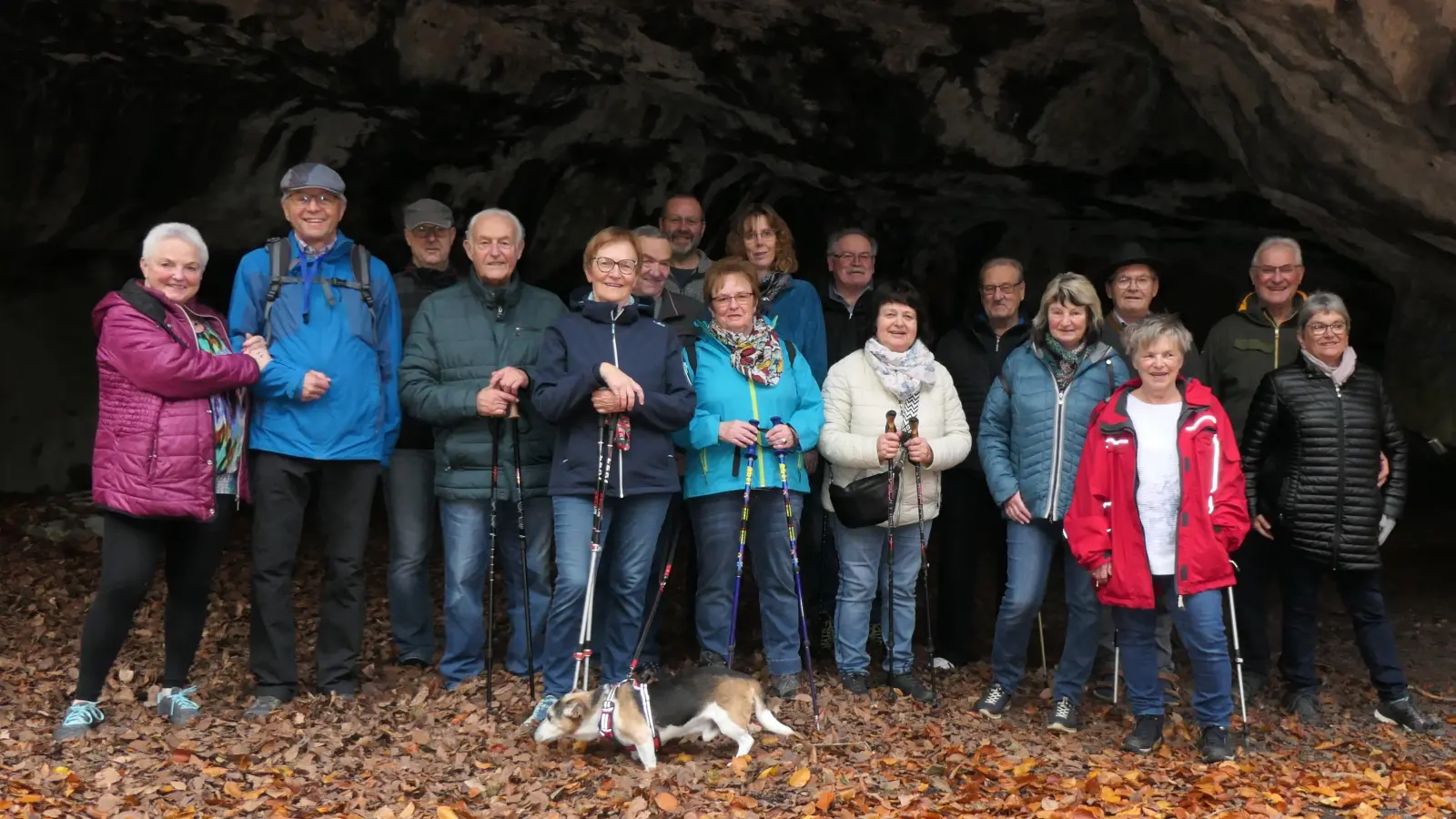 Die Wandergruppe am Höhleneingang. (Bild: Armin Kraus )