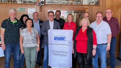 Von links: Andreas Tuks, stellv. Vorsitzende Andrea Stahl, Jolanta Tuks, Franz Schreyer, 1. Bürgermeister Franz Tauber, Bernd Lehnert, Maria Schreyer, Christine Schacht, Martin Ott, 1. Vorsitzender Alexander Pscherer, Kassier Jörg Walter. (Bild: Gisela Kuhbandner)
