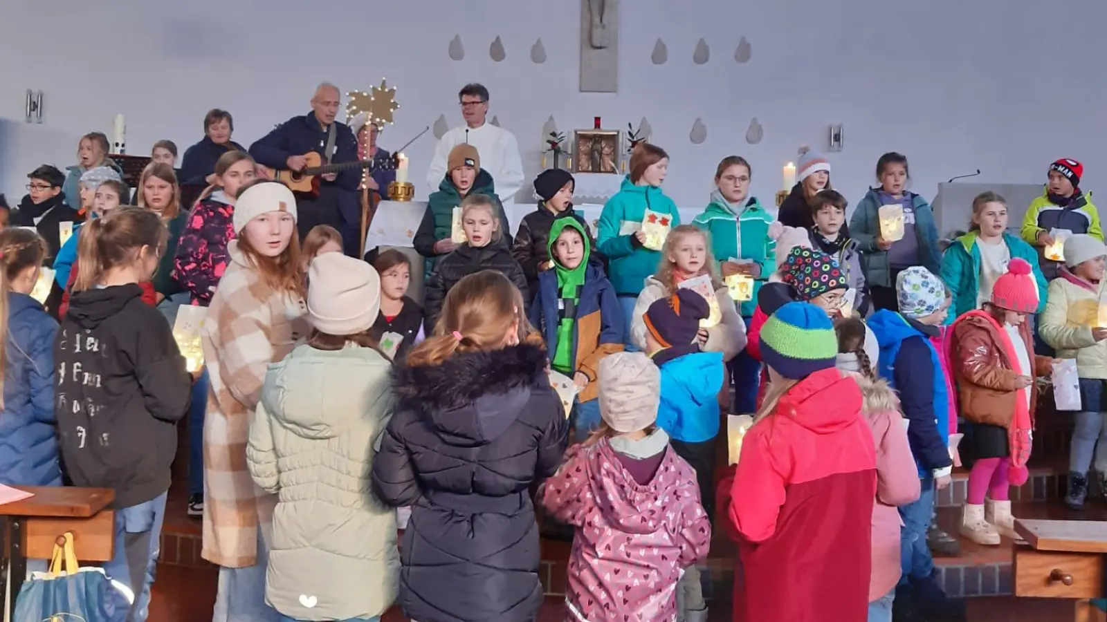 Am letzten Mittwoch, dem Buß- und Bettag fand in der Pfarrei St. Konrad in Amberg der Dekanatskinderchortag zusammen mit dem Aktionstag der Kinder der Pfarrei St. Konrad mit fast 100 Kindern und Erwachsenen statt.  (Bild: Regina Probst)