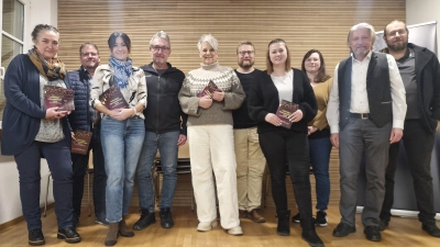 Organisatorin Tina Zeitler (links) und Vereinskartellvorsitzender Lothar Müller (zweiter von rechts) trafen sich kürzlich nochmals für kleinere Absprachen im Rathaus, damit am 1. Adventssonntag der lebendige Adventskalender wieder erfolgreich starten kann. (Bild: Tina Zeitler)