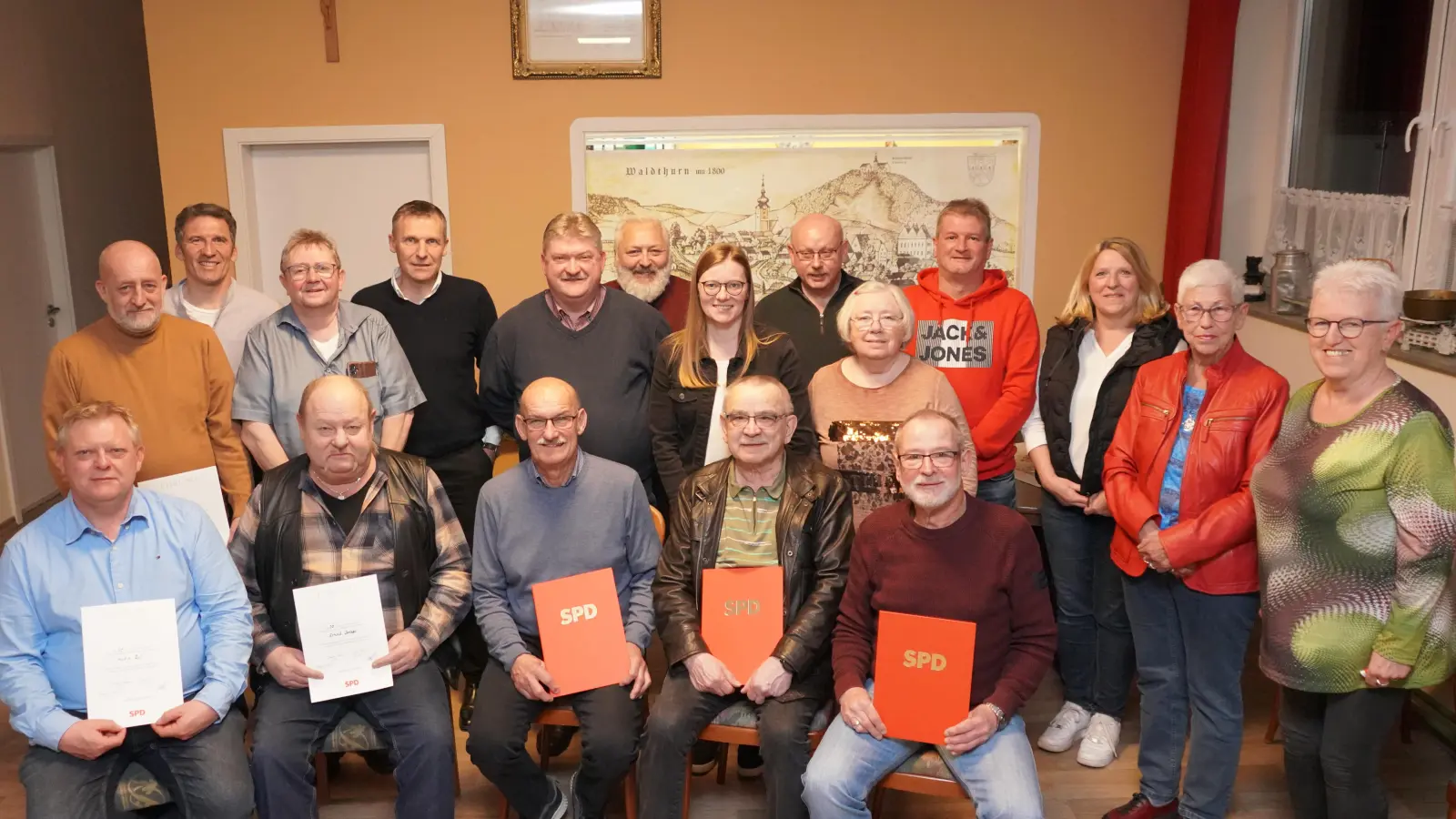 Neu- und Delegiertenwahlen sowie Ehrungen stehen beim SPD-Ortsverein Waldthurn bei der Jahreshauptversammlung im Fokus. Bisheriger und neuer Vorsitzender bleibt Marktrat Hans-Peter Reil (stehend Fünfter von links), sein Stellvertreter bleibt Marktrat Michael Weig (stehend Dritter von links). (Bild: Franz Völkl )