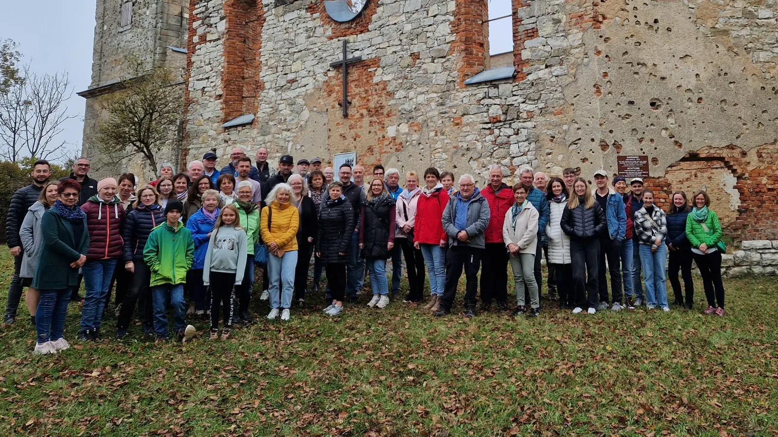 Die Teilnehmerinnen und Teilnehmer vor der „Hopfenohe Kirche” . (Bild: Dominik Gruber)