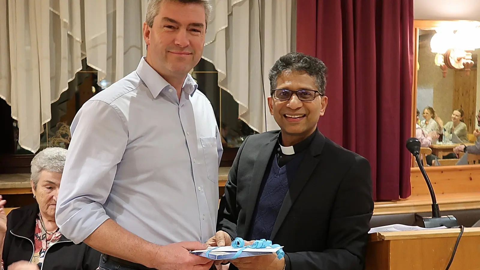 Pfarrer Joseph (rechts) bedankte sich bei Organist Bernhard Schmidt für dessen jahrzehntelanges Engagement. (Bild: Pfarramt Friedenfels/exb)