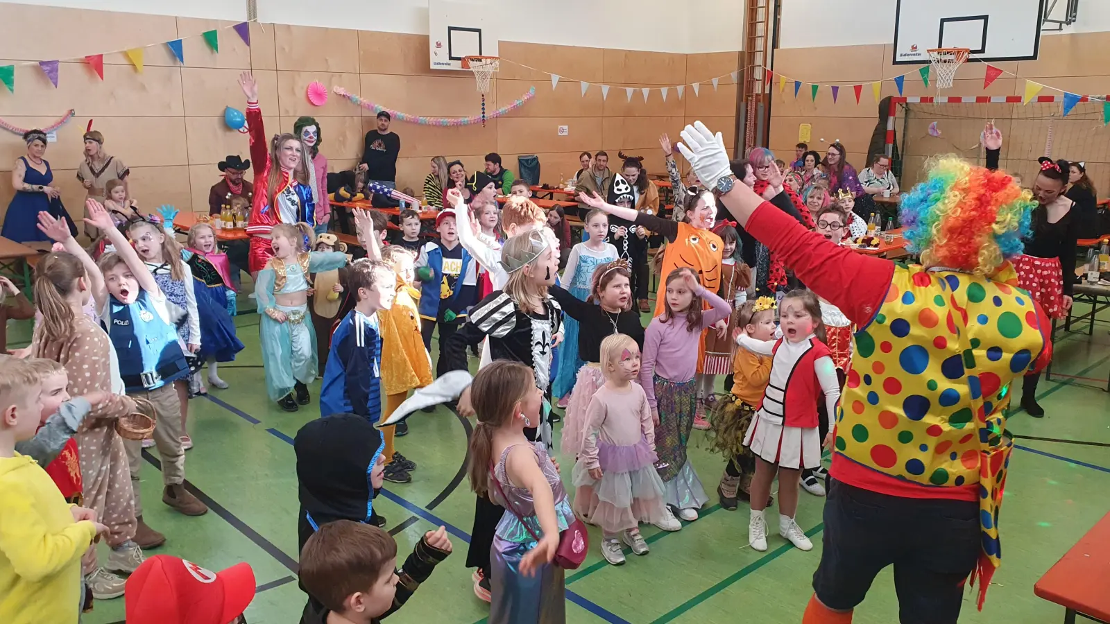 Animateur Dominik Baschnagel heizte den Kindern ein. (Bild: Tobias Gradl)