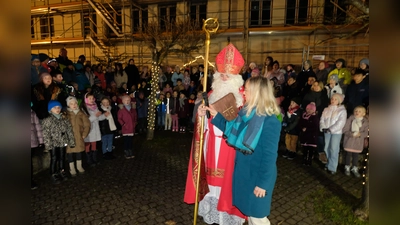 Das Erscheinen von St. Nikolaus gehörte zu den Höhepunkten des ersten Adventsmarktes der Grundschulen von Floß und Flossenbürg. Er wurde von Schulleiterin Gunda Hartinger begrüßt. (Bild: Fred Lehner)