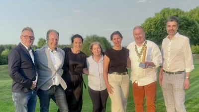 Der neue Präsident Wolfgang Bayer (zweiter von rechts) mit Vorgängerin Viola Vogelsang-Reichl (Dritte von rechts) und weiteren Vorstandsmitgliedern. (Bild: Martina Leithenmayr  )