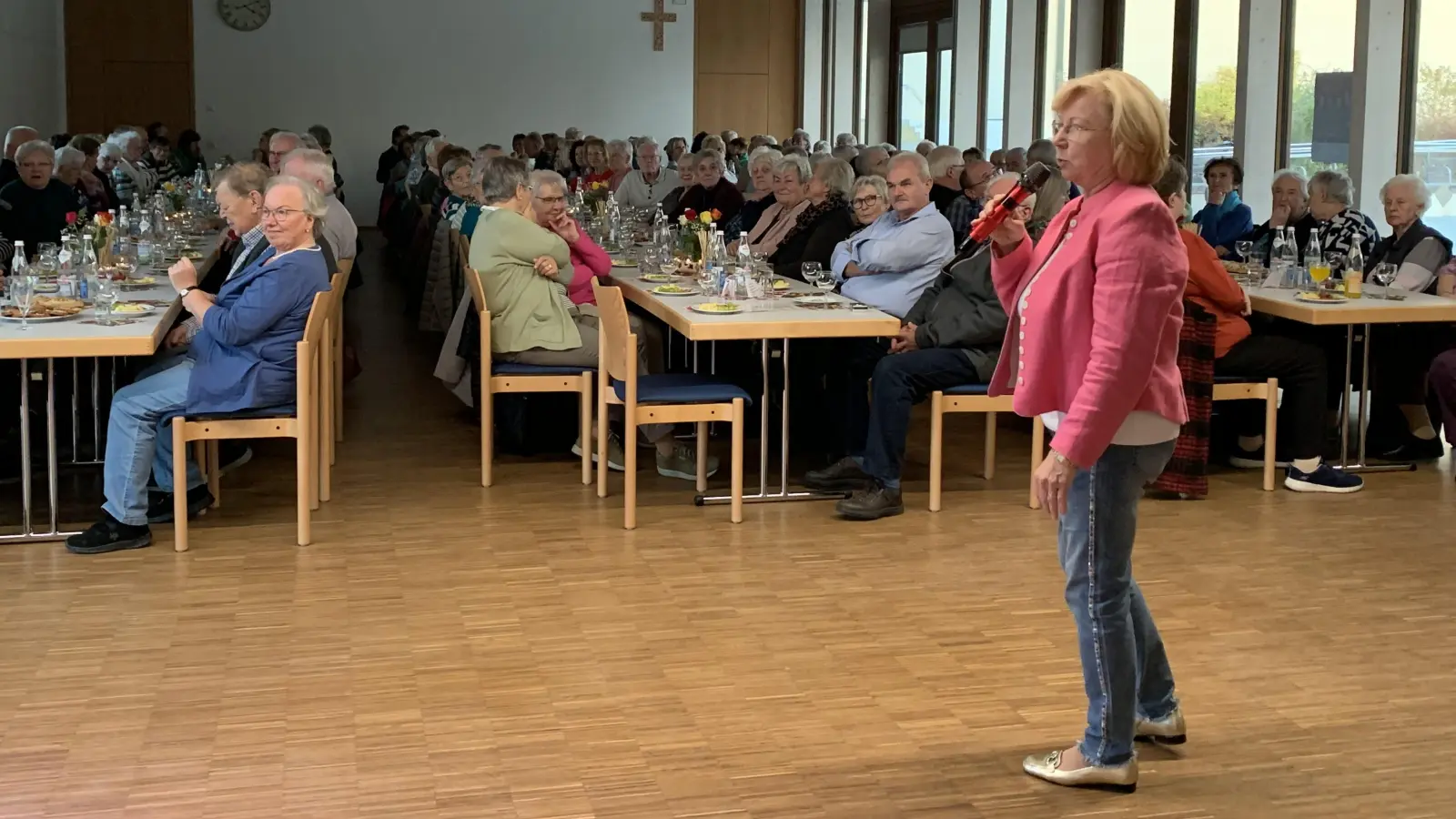 Seniorenbeauftragte Gabriele Beck begrüßte alle anwesenden über 145 Senioren/Seniorinnen und auch die Musik das Duo „Aphrodis” im Pfarrheim  (Bild: Silvia Beck)