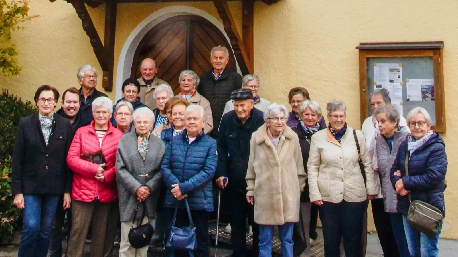 Seniorenkreis der Pfarrei Herz-Jesu Schwandorf vor der Marienkapelle in Kreith. (Bild: Rosemarie Scheuerer)