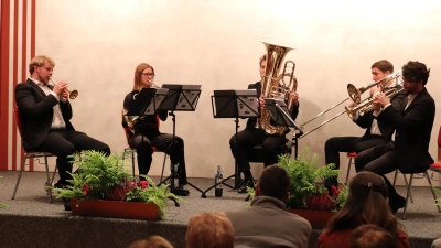 Julius Scholz (Trompete), Anna Wegener (Horn), Peter Kánya (Tuba), Szabolcs Katona (Posaune) und Samuel Walter (Trompete) (von links) begeisterten das Publikum mit amerikanischen Kompositionen. (Bild: Corinna Groth)