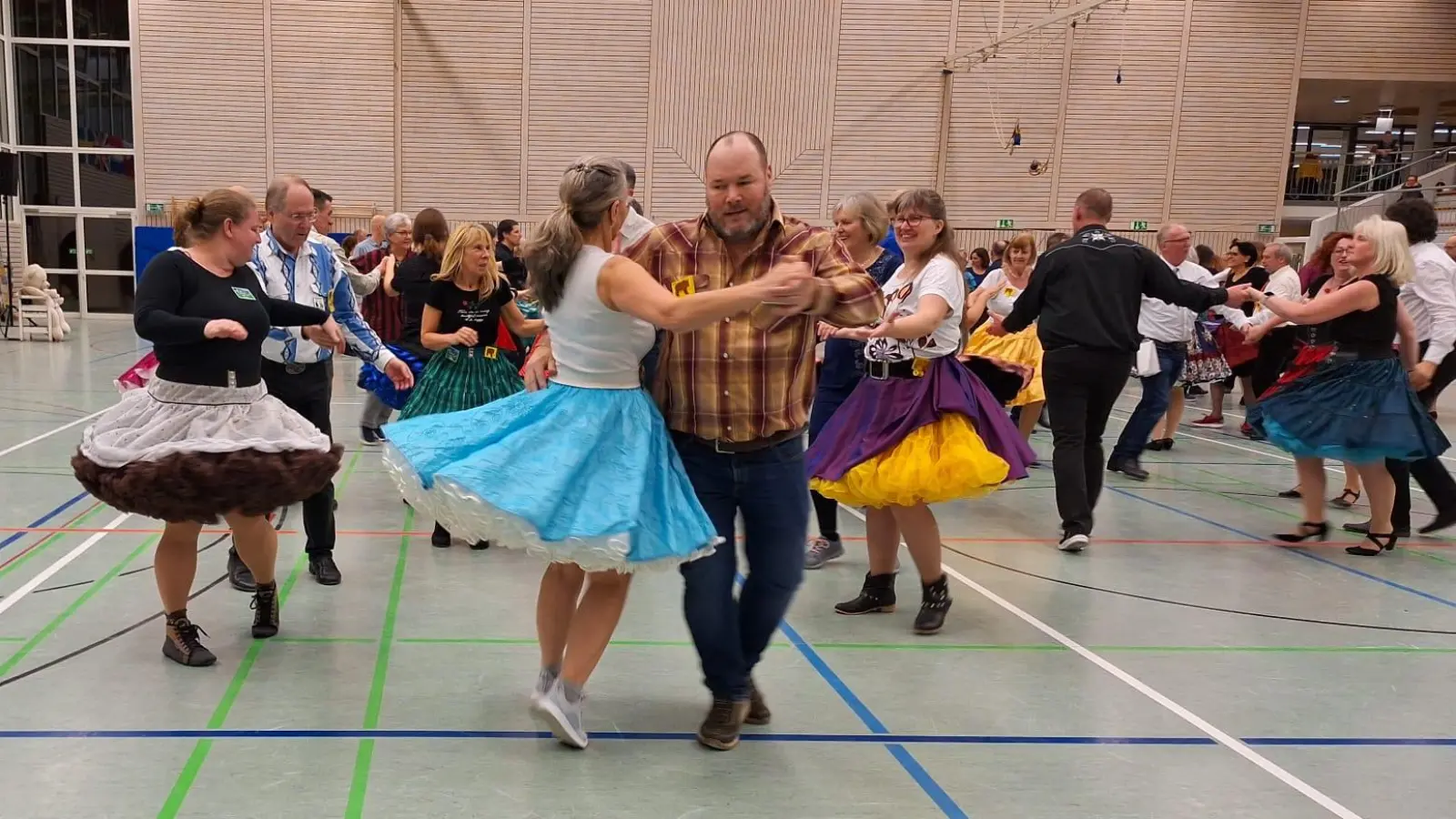 Schwingende Röcke und viel Spass beim Square Dance Abend. (Bild: Silke Weindler)