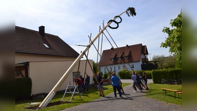 Die Moosbacher Siedler stellen am Siedlerhaus im Lerchenweg wieder einen Maibaum auf. (Bild: gi/exb)