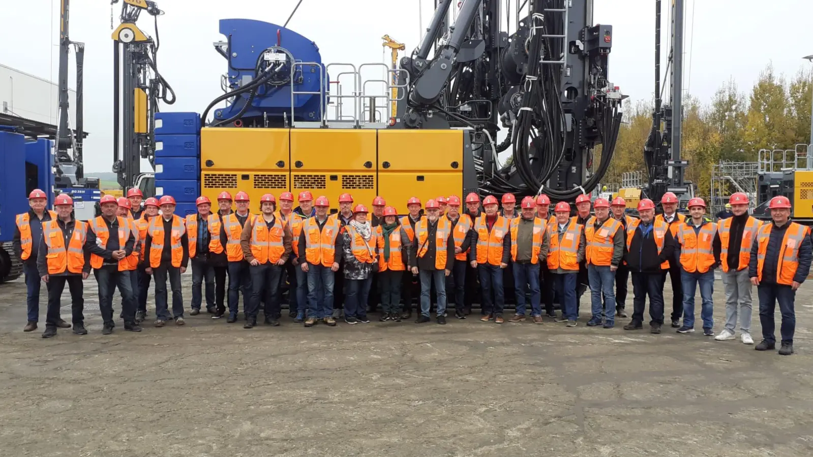 Gruppenbild vor Spezialmaschinen im Freigelände der Fa. Bauer AG. (Bild: Hans Ries)