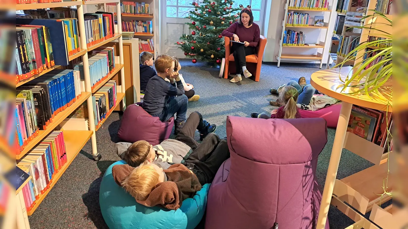 Christine Henrich beim Vorlesen der Weihnachtsgeschichte (Bild: Herta Zölch)