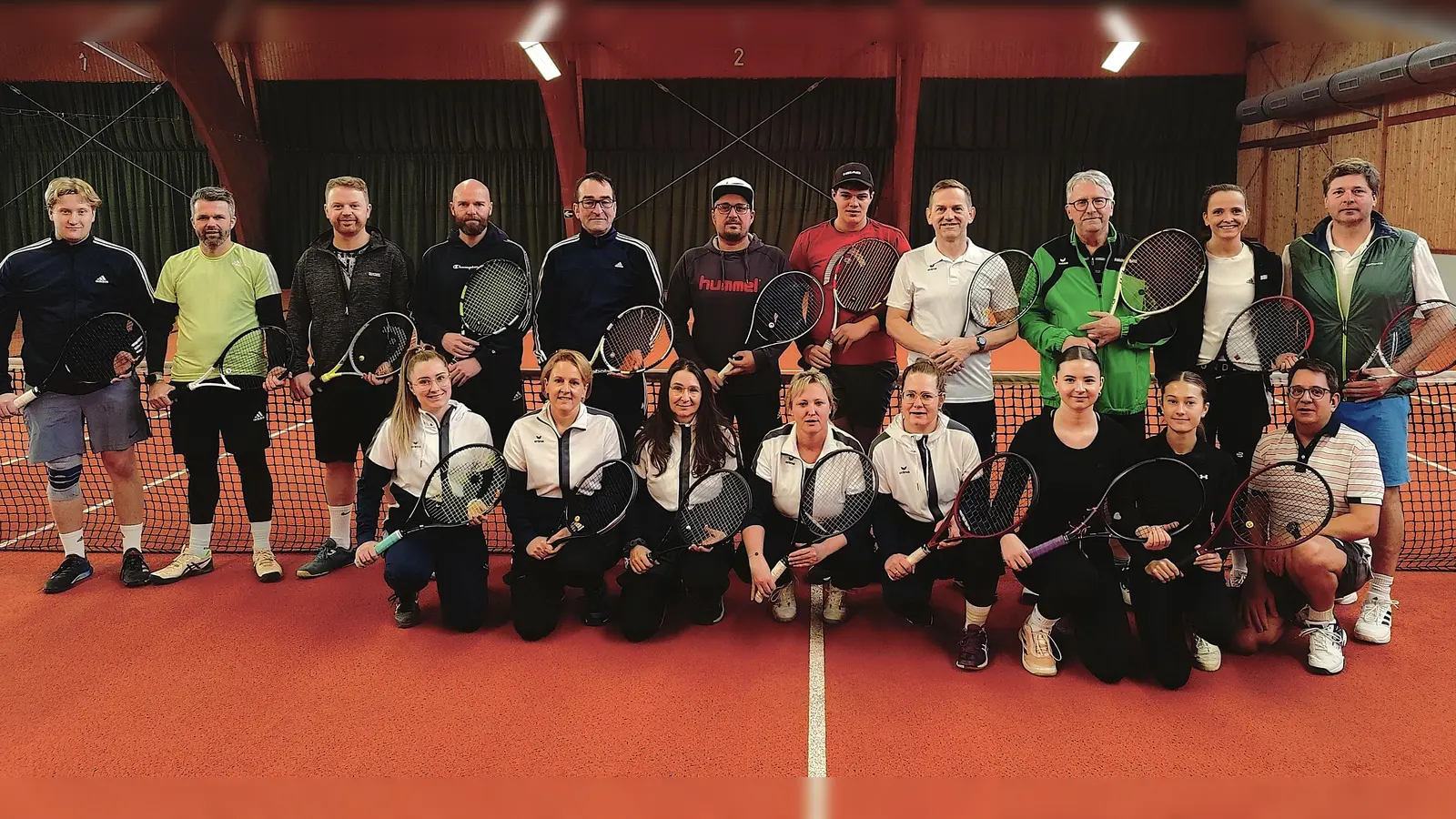 Stehend von links nach rechts: Julian Ponnath, Domink Gräf, Roland Lindner, Daniel Hültner, Martin Werner, Matthias Zwerenz, Luca Zwerenz, Herbert Schicker, Reinhard Betzl, Steffanie Hauser, Hans-Peter Kern; Knieend von links nach rechts: Lara Klose, Silke Schicker, Ursula Schmid, Cornelia Roes-Dietz, Nadine Hültner, Valentina Schmid, Emma Geiß, Oliver Henkelmann<br> (Bild: Heiko Faltenbacher)