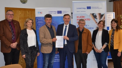 Große Freude im Moosbacher Rathaus: Das Projekt der Partnerschaft der Grundschulen Moosbach und Bela nad Radbuzou wird von der Euregio Egrensis finanzielle unterstützt. Euregio-Präsident Peter Berek (Mitte) überreicht an Bürgermeister Bernhard Rom (Dritter von links) den Förderbescheid.  (Bild: Peter Garreiss )