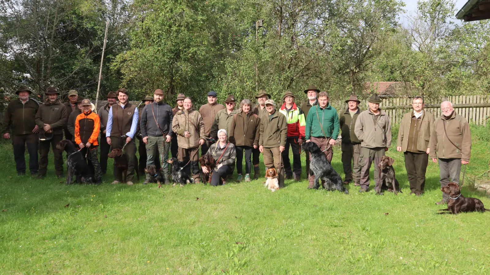 Die Teilnehmer der Brauchbarkeitsprüfung für Jagdhunde in Wolfsbach war erneut ein voller Erfolg für Ausbilder, die Teilnehmer sowie die Kreisgruppe Amberg im Bayerischen Jagdverband. (Bild: Michael Rabenhofer)