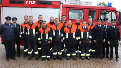 Die Teilnehmer der Leistungsprüfung mit den Schiedsrichtern KBM Roland Frank, EKBM Wilhelm Horn (von links) und KBM Helmut Czepa (zweiter von rechts) sowie den Kommandanten Alexander Hößl und Christian Zölch (vorne von rechts) (Bild: Nadja Trißl)