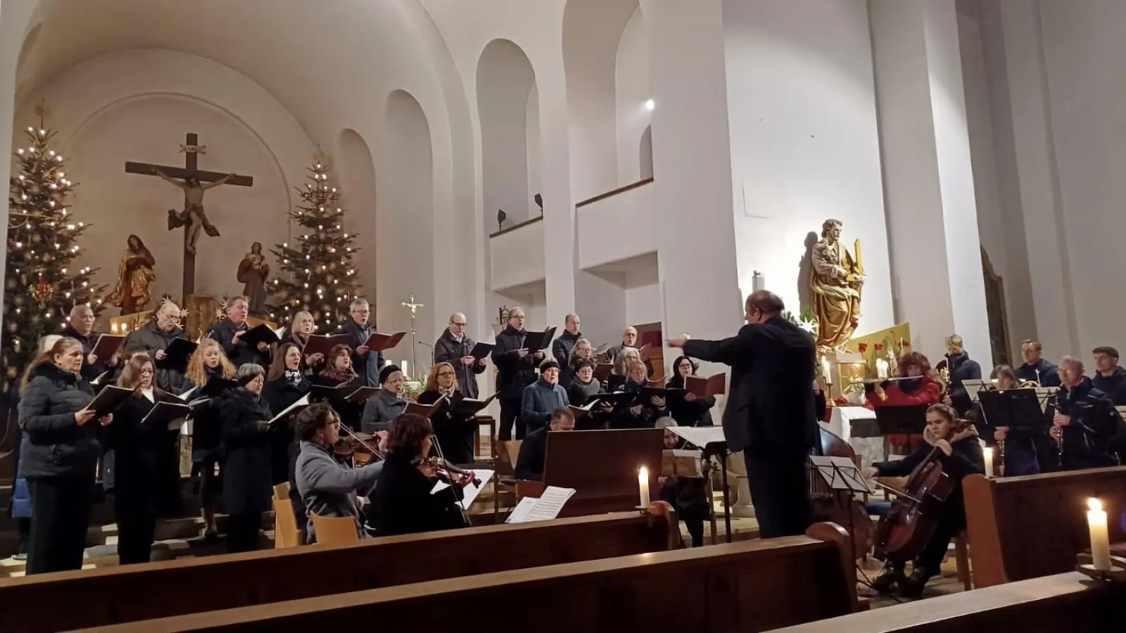 Dekanatschor und Orchester in Aktion. (Bild: Christine Vollath)