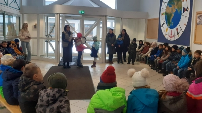 Im Eingangsbereich des Nebengebäudes der Realschule hatten sich die Grundschulkinder mit den Realschülern versammelt. (Bild: Maria Busch/exb)