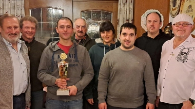 Matthias Farchmin gewinnt den Wanderpokal bei den Naabtalschützen Unterköblitz. Dazu gratulieren auch zweiter Schützenmeister Josef Appl (links) und Schützenmeister Karl Eckert (rechts). (Bild: Schlosser/exb)